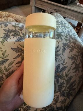Porter Cream Glass Water Bottle with Silicone Sleeve - Cream